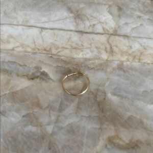 Elegant Gold Wire Ring
